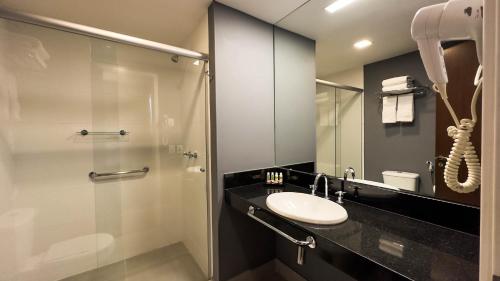 Un baño de Hotel Vivenzo Savassi Belo Horizonte