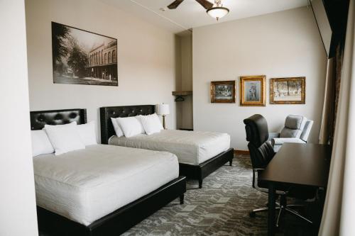 的住宿－Bricktown Inn，酒店客房配有两张床和一张书桌