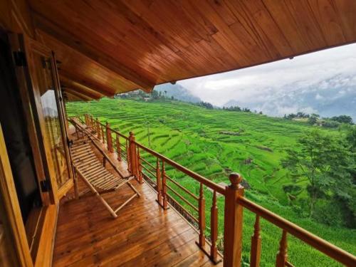 balcón con vistas a un campo verde en Hmong Eco Villas en Sa Pa