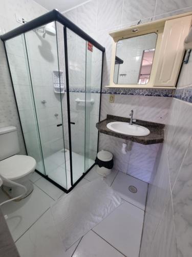 Estalagem Maceió في ماسيو: حمام مع دش ومرحاض ومغسلة