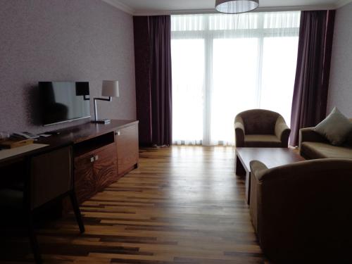 TV a/nebo společenská místnost v ubytování Agsaray Deluxe Hotel & SPA