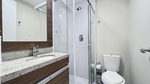 La salle de bains est pourvue d'une douche, de toilettes et d'un lavabo. dans l'établissement MH 20206 - Lindo Studio com AC/Wi-Fi/Cama Queen, à São Paulo