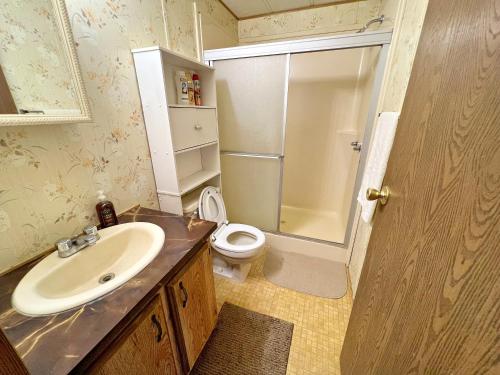 Ванная комната в 1 Bedroom Home near Lassen Volcanic Park