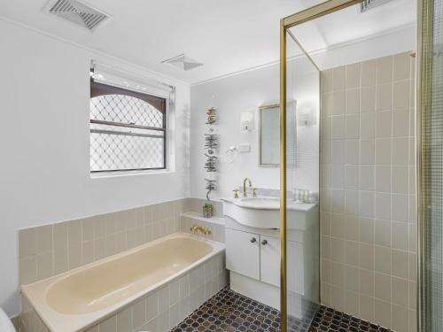 Ένα μπάνιο στο Maroochy Beachside 3 Bedroom Getaway