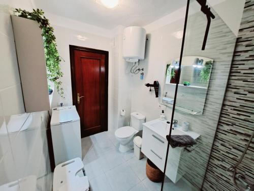 エル・メダノにあるEstrella del Marの白いバスルーム(トイレ、シンク付)