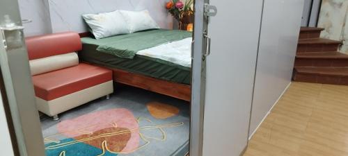 1 dormitorio pequeño con 1 cama y 1 silla en H2Homestay phố cổ check in tự động en Hanói