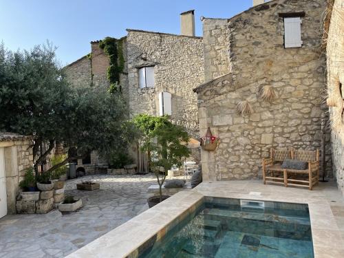 Maison en pierre avec piscine, 6 couchages, située au cœur de Mallemort, Provence. - FR-1-658-25
