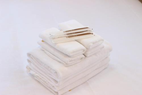 uma pilha de toalhas brancas empilhadas umas em cima das outras em Justin Fukuoka em Fukuoka