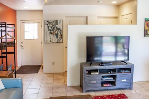 TV a/nebo společenská místnost v ubytování Carnelian Coyote - Fabulous Condo in West Sedona!