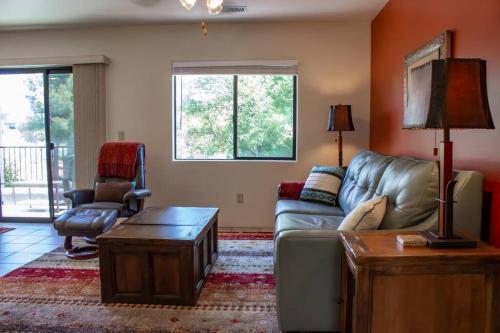 Posezení v ubytování Carnelian Coyote - Fabulous Condo in West Sedona!