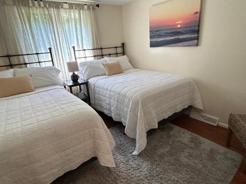 Postel nebo postele na pokoji v ubytování Three Bedroom Villa Near Cleveland Clinic, Case Western, University Hospitals
