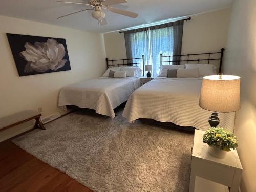 Postel nebo postele na pokoji v ubytování Three Bedroom Villa Near Cleveland Clinic, Case Western, University Hospitals