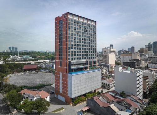 eine Aussicht auf ein Hochhaus in einer Stadt in der Unterkunft Four Points by Sheraton Kuala Lumpur, Chinatown in Kuala Lumpur