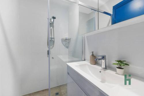 シドニーにあるOnceUp A BlueMoon Terrace nr CBDの洗面台とシャワー付きの白いバスルーム