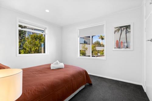 - une chambre avec un lit et 2 fenêtres dans l'établissement Idyllic family escape, Close to the beach and Mount, à Mount Maunganui