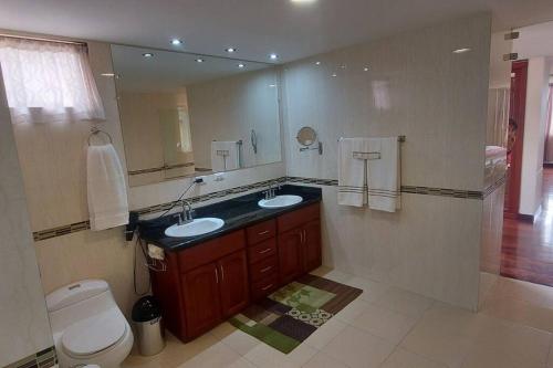 Ванная комната в Suite grande, lujosa, en casa particular, jacuzzi