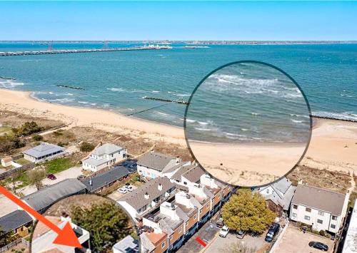 eine Luftansicht auf einen Strand mit einem runden Spiegel in der Unterkunft Penthouse on private beach very quit and peaceful near the pier newly remodeled. in Norfolk