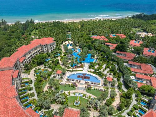 eine Luftansicht eines Resorts vor dem Meer in der Unterkunft JW Marriott Sanya Haitang Bay Resort & Spa in Sanya