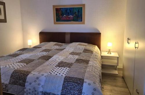 um quarto com uma cama com dois candeeiros em Ferienhaus Elbe -Parey am See em Parey
