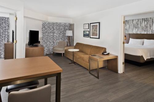 una camera d'albergo con letto e soggiorno di Residence Inn Columbus a Columbus