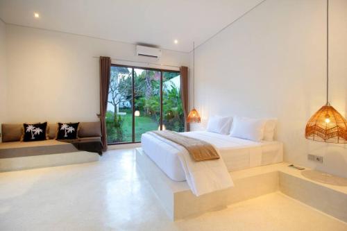 - une chambre blanche avec un grand lit et une fenêtre dans l'établissement Modern and stylish 3 Bedroom Villa, à Ubud