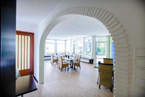 a dining room with a table and chairs at Arcade Hotel & Hostel Hamburg in Hamburg