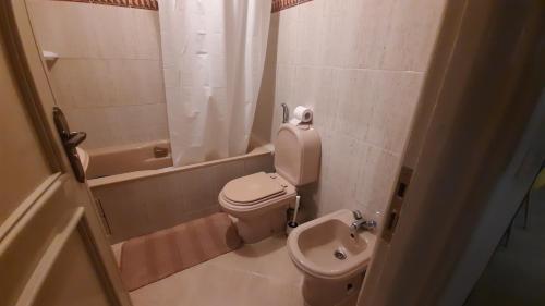 uma pequena casa de banho com WC e lavatório em magnifique appartement em Tânger