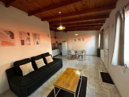 - un salon avec un canapé et une table dans l'établissement AYRES DEL SUR Patagonia, à Río Gallegos