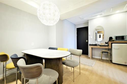 a kitchen and dining room with a table and chairs at De Lamour Hotel in Tongyeong