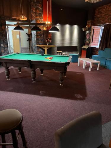 stół do ping ponga w pokoju ze stołem bilardowym w obiekcie Villa Abi Center w mieście Struga