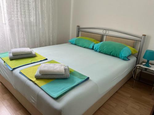 Una cama con dos almohadas encima. en Apartment Zmisa, en Stara Novalja