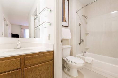 La salle de bains blanche est pourvue de toilettes et d'un lavabo. dans l'établissement Residence Inn by Marriott Cleveland Independence, à Independence