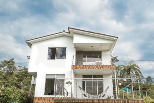 een wit huis met een balkon bij Florida Koi in Pereira
