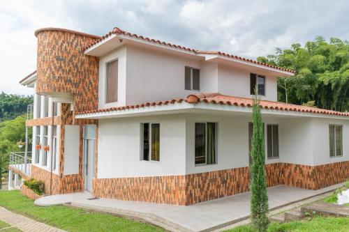 Casa blanca con techo rojo en Florida Koi en Pereira