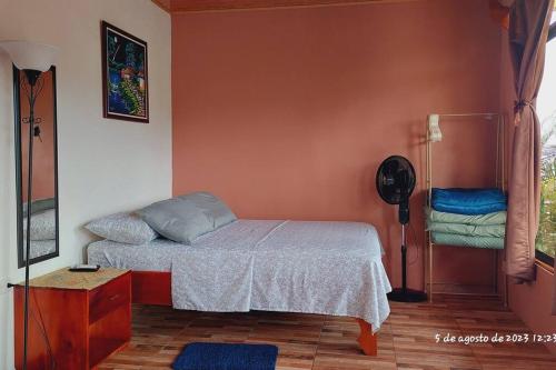 Vista Hermosa Del Arenal في فورتونا: غرفة نوم صغيرة بها سرير ونافذة
