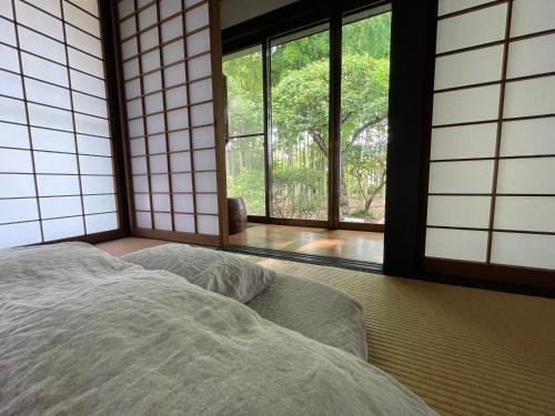 Un pat sau paturi într-o cameră la 甘糟屋敷 Amakasu Yashiki KAMAKURA