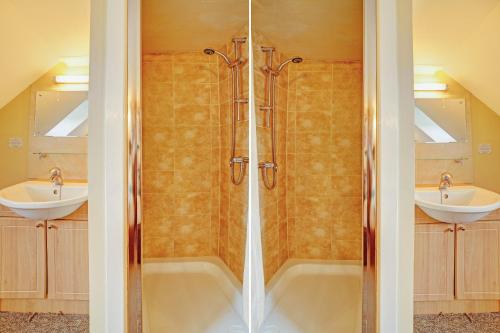 布萊頓霍夫的住宿－The Gullivers Hotel，一间带两个盥洗盆和淋浴的浴室