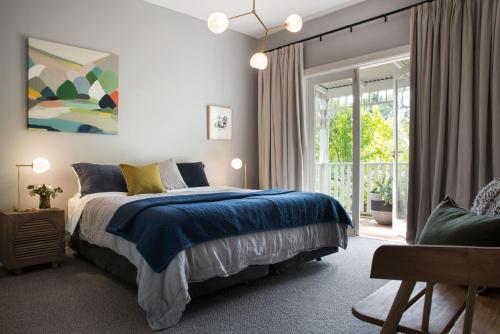 The Weekender في ديلسفورد: غرفة نوم مع سرير وبطانية زرقاء