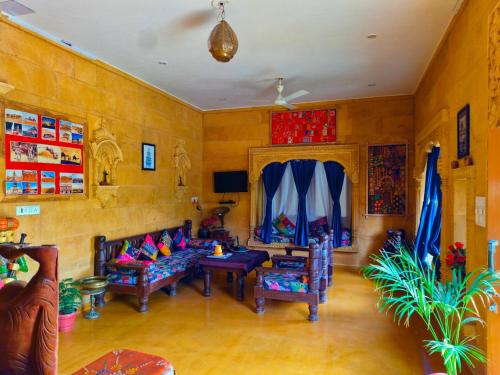Sala de estar con 2 sofás y mesa en Hotel Royal Heritage, en Jaisalmer