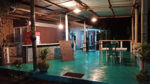 ein Schwimmbad mit einem Schild in der Mitte in der Unterkunft Legend guest house in Kelimutu