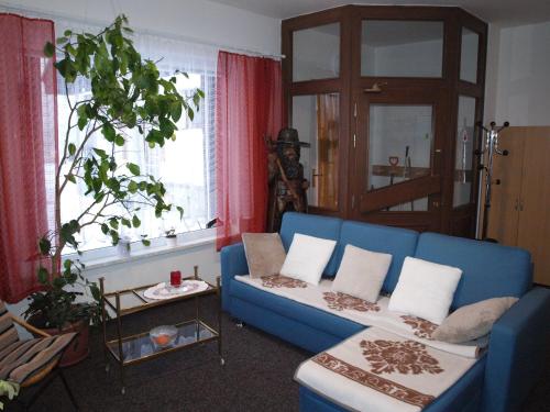 ベネツコにあるApartman Floraのリビングルーム(青いソファ、窓付)
