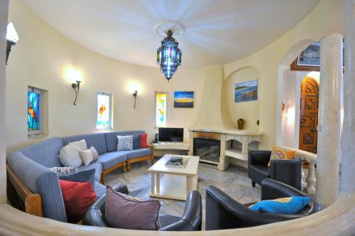 Spacious Retreat with Prime Location, Private pool, snooker, free AC Wifi