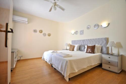 Spacious Retreat with Prime Location, Private pool, snooker, free AC Wifi