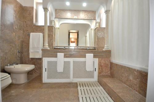 Spacious Retreat with Prime Location, Private pool, snooker, free AC Wifi