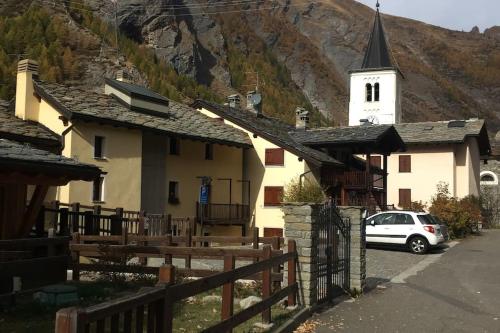 a church with a car parked in front of it at NEW Alpe Veille, Chalet Centro La Thuile 2 Bagni e Garage Privato in La Thuile