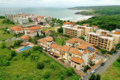 - une vue aérienne sur une ville avec des maisons et l'océan dans l'établissement Asti Arthotel, à Sinemorets