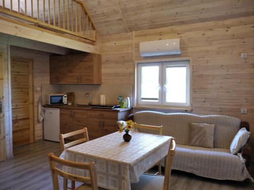 Η κουζίνα ή μικρή κουζίνα στο Domki kajaki Wda