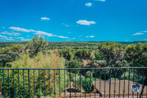 uma vista da varanda de uma casa em Belle Villa au calme avec Superbe vue em Bagnols-sur-Cèze