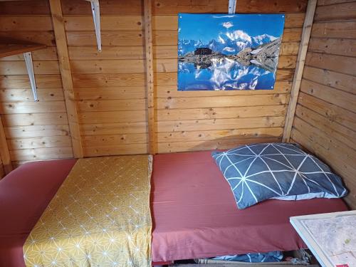 Cette petite chambre comprend un lit dans une cabine. dans l'établissement Le Loft 2, à Montpellier