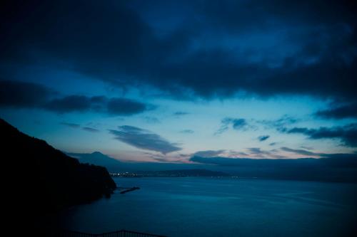 a view of a large body of water at dusk at Tsuki to Maguro Ishigami in Yaizu